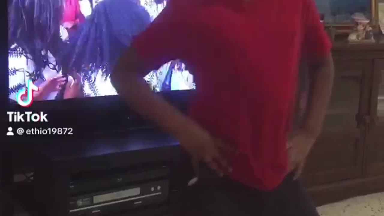 አለክሰ አማርኛ ሲዘፍን