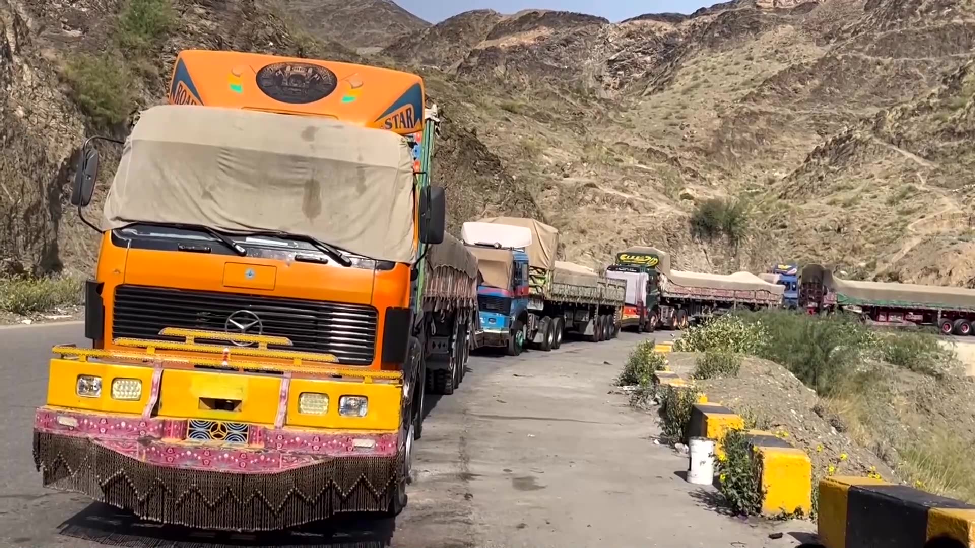 Trucks line up at Pakistan-Afghanistan border amid fighting
