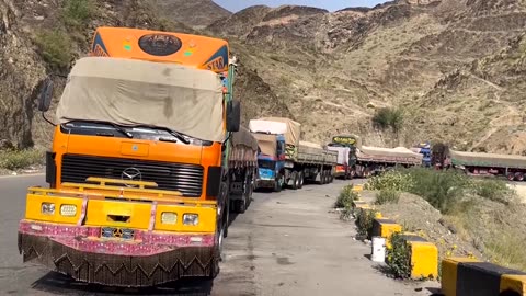 Trucks line up at Pakistan-Afghanistan border amid fighting