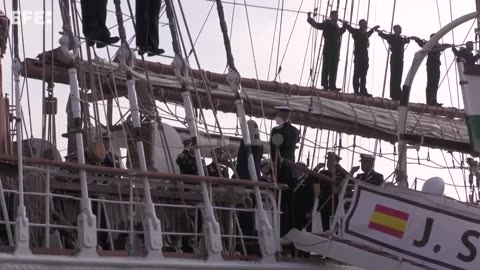 Los reyes despiden, emocionados, a la princesa Leonor a bordo de Elcano