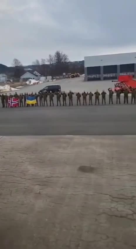 🇳🇴🇺🇦 Norwegian instructors see off Ukrainian soldiers who will go into battle soon.