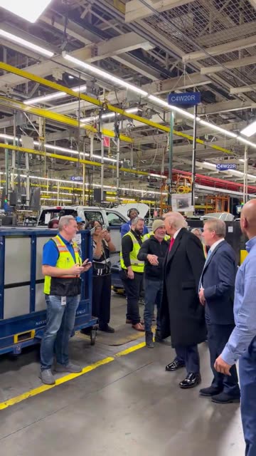 🚨Các công nhân nhà máy ô tô Ford đang xin được chụp ảnh chung với Tổng thống Trump ở Michigan,
