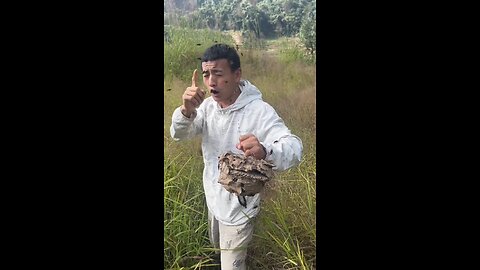 pria ini tersengat di matanya