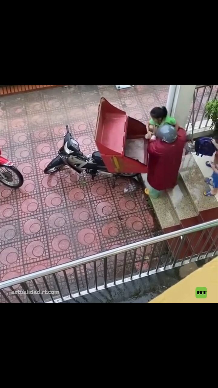 Así llevan a la escuela a los niños cuando llueve en Vietnam