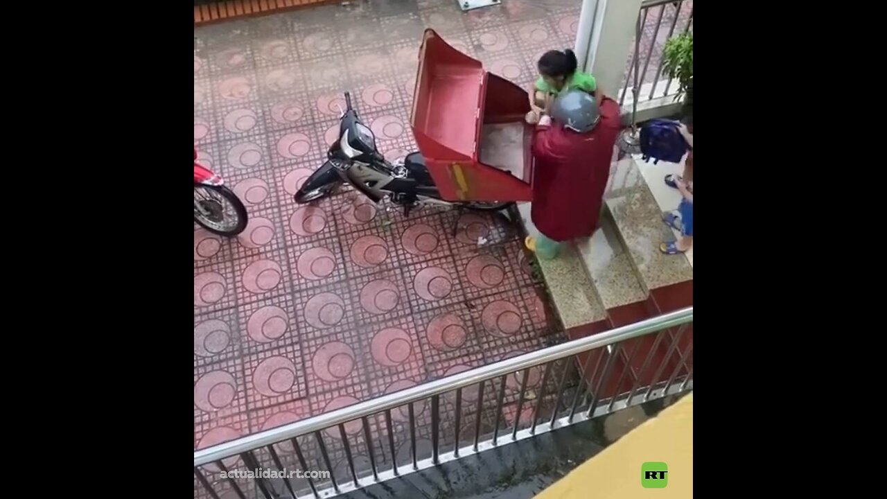 Así llevan a la escuela a los niños cuando llueve en Vietnam