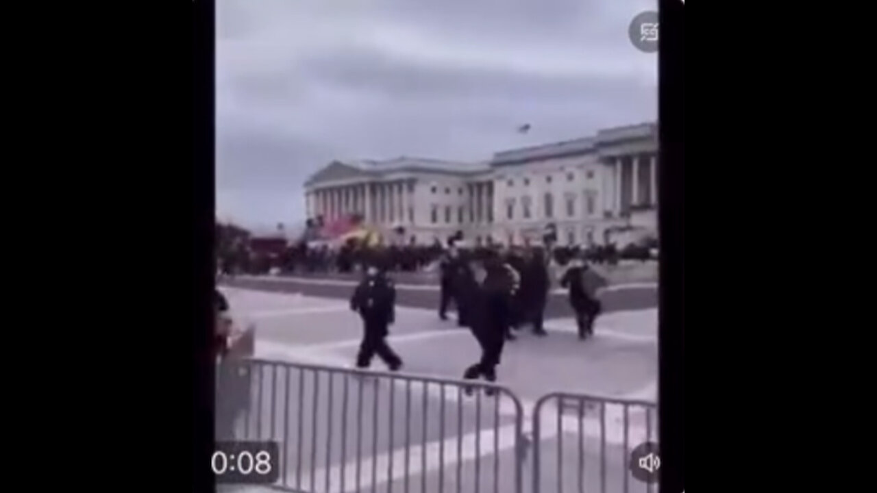 Capitol policeman waving the J6 crowd towards the Capitol.