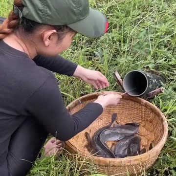 Amazing Oil Fishing With Primitive Technology 👏