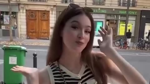 Un sintecho defeca en medio de la calle en París cerca de la gente merendando