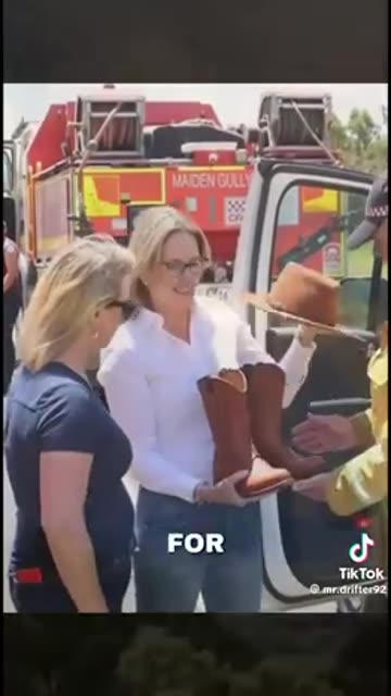 Why do Australian politicians always head to RM Williams store when there is a disaster in the bush？