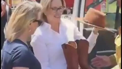 Why do Australian politicians always head to RM Williams store when there is a disaster in the bush？