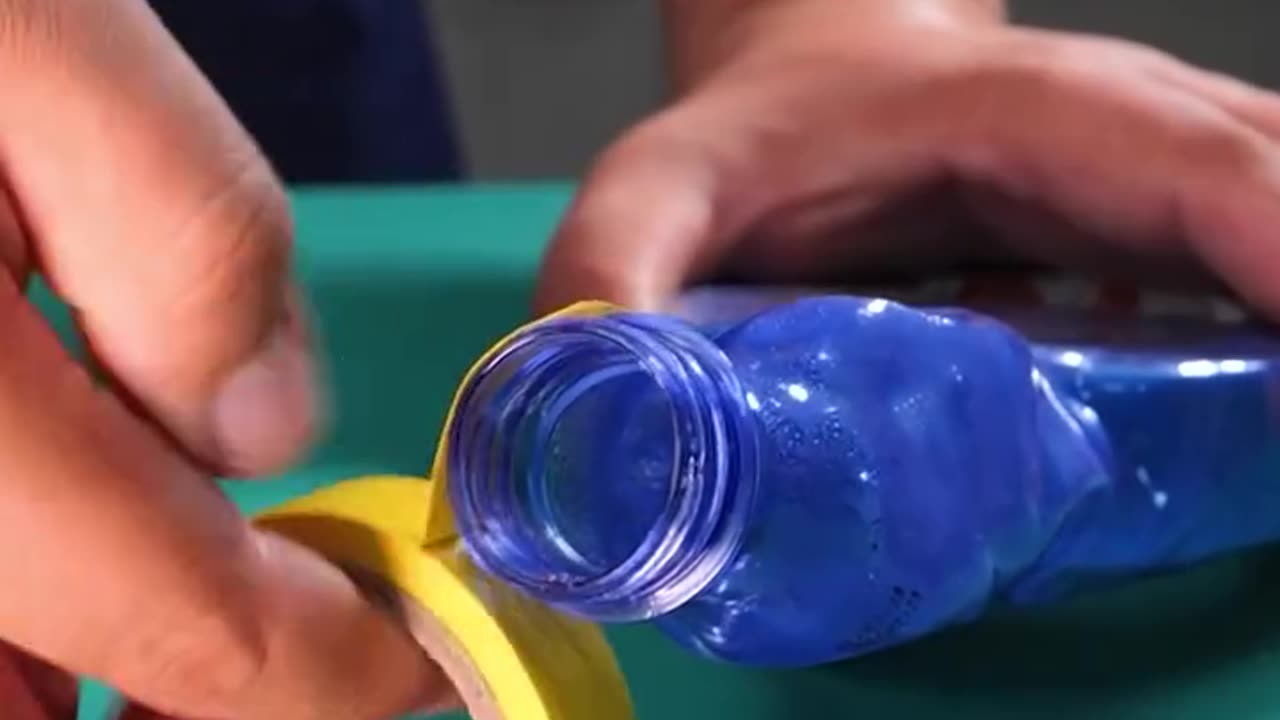 When your vacuum can't reach, this bottle trick saves the day 😎🧽