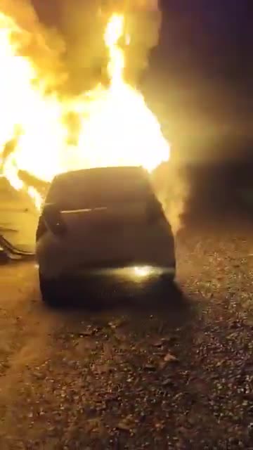 Queman vehículo de la campaña de Abelardo de la Espriella