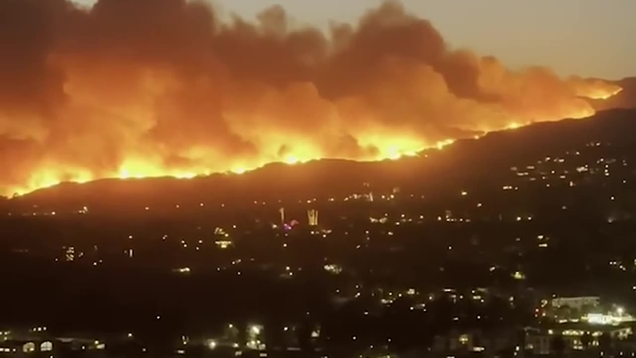 Smoke From Deadly Fires Overtakes Neighborhoods Around Los Angeles