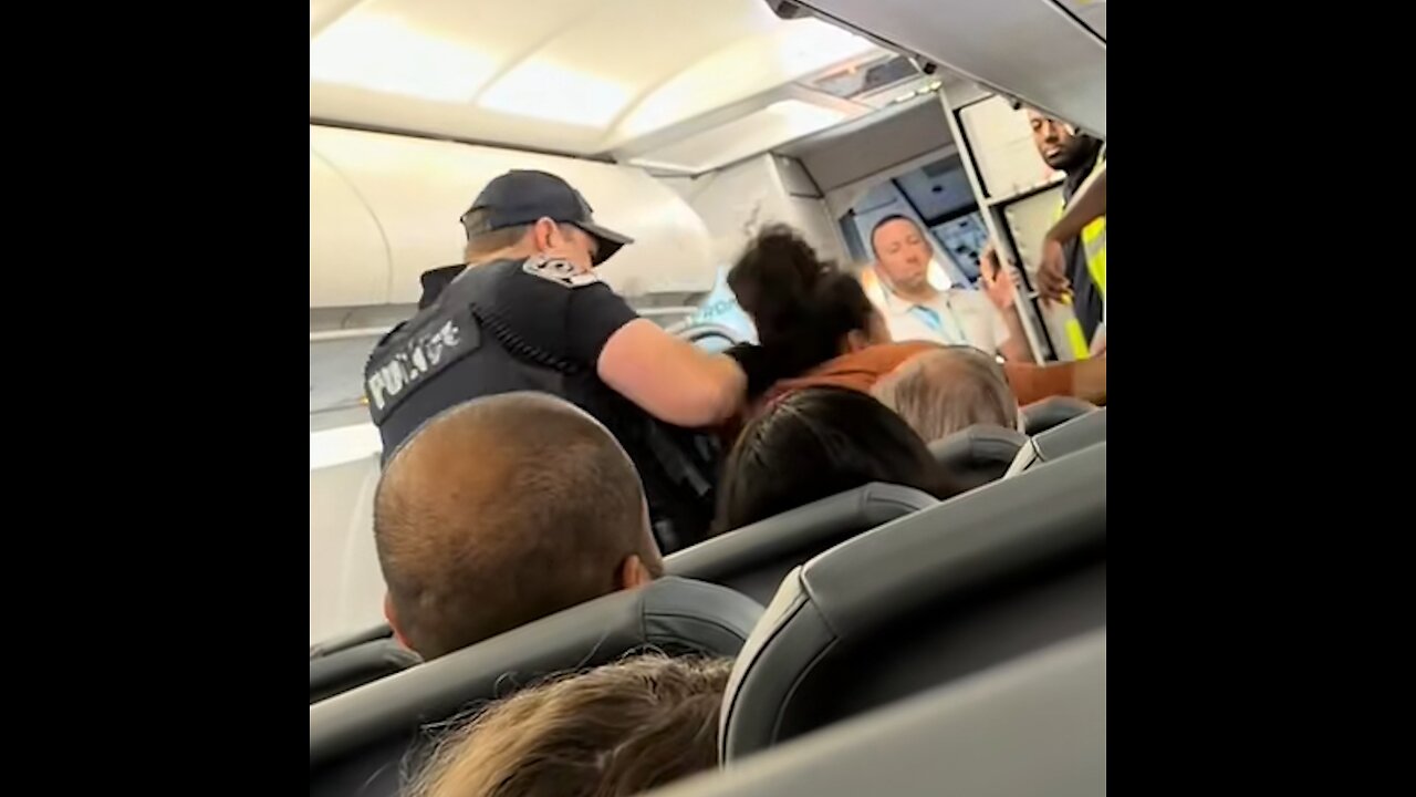 Retiran a pasajera de un vuelo tras amenazar de bomba en avión