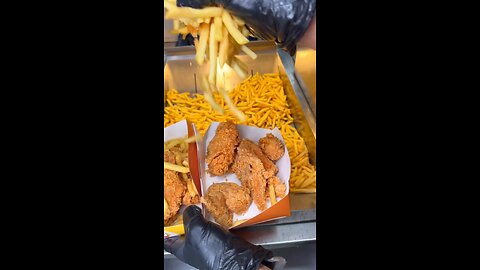 Follow for more ASMR videos🌮🍟 Credits: @chickenbalalm #mukbang #asmr #fastfood #asmreating