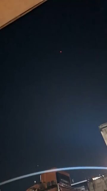 🚨🇻🇪 Anti-aircraft fire over Caracas — drones reportedly targeted near Miraflores