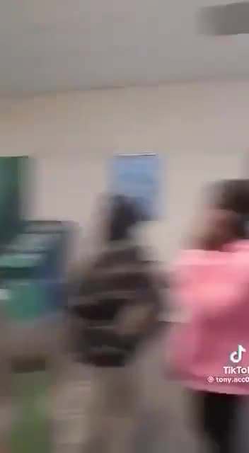 ➡️🇮🇪 This is the queue for social assistance payments in Finglas, north of Dublin.