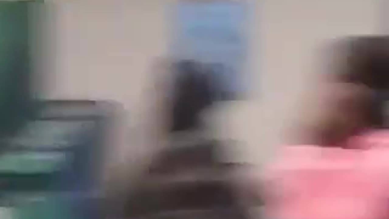 ➡️🇮🇪 This is the queue for social assistance payments in Finglas, north of Dublin.