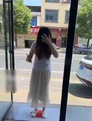 中国。日本の国旗を踏みつける中国人