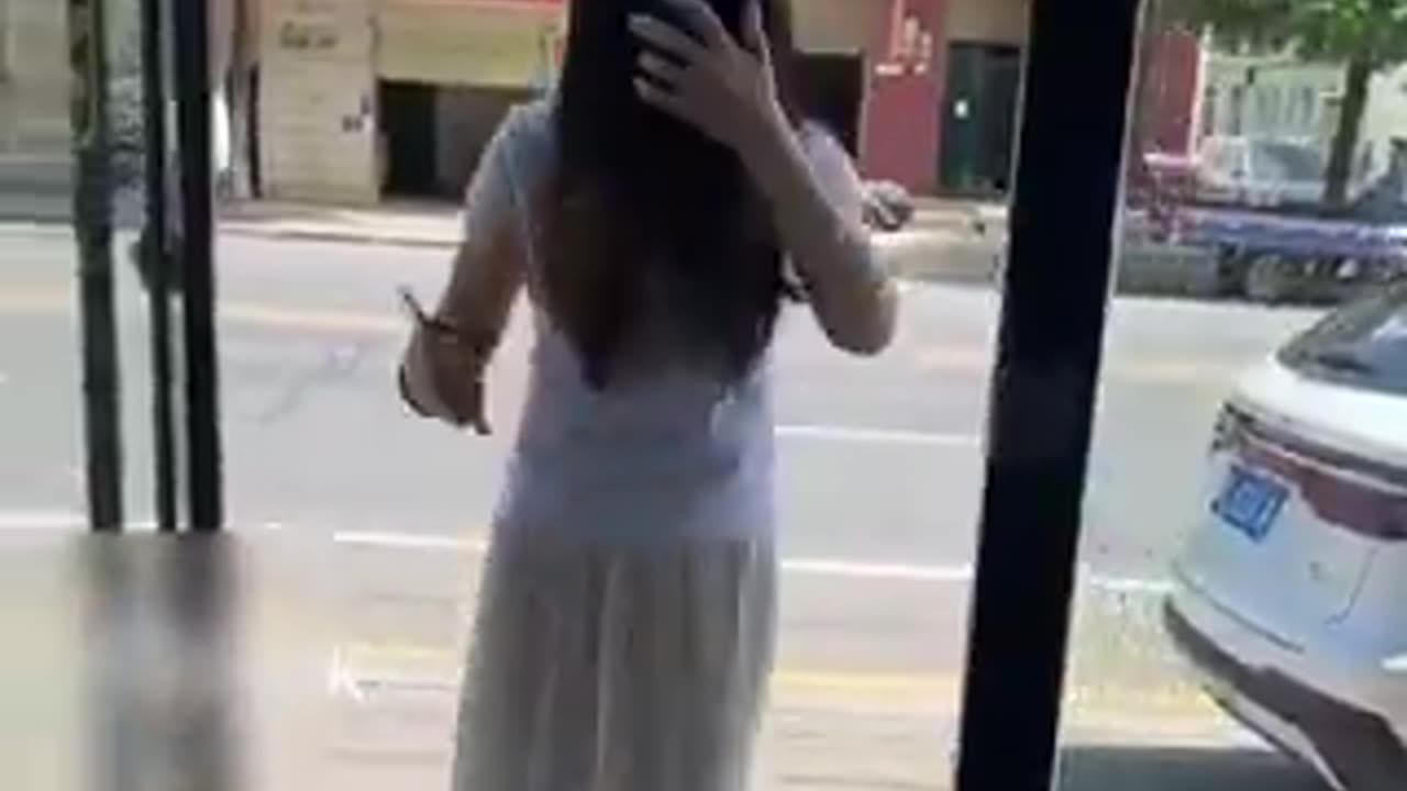 中国。日本の国旗を踏みつける中国人