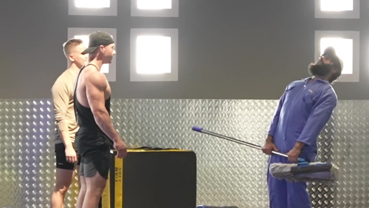 ELITE Powerlifter ANATOLY Use 32kg Mop - Pretended to be a CLEANER in a GYM