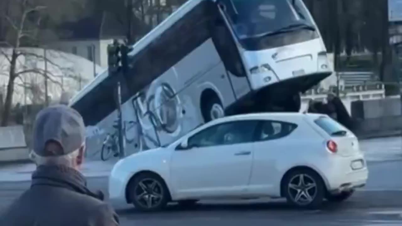 Bus with tourists in Turin falls from a bridge and ends up in the Po River. One