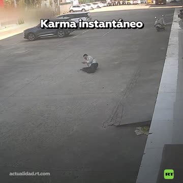 Karma instantáneo para hombre que intenta patear a un perro