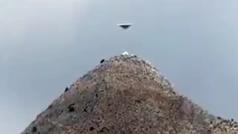 TR3B capture un membre de la cabale avec un rayon tracteur puis effectue un hyper saut