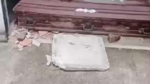 Video del momento en que mujer profanó tumba en Santander para “bañar” al difunto