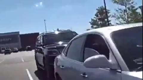 A sharp-thinking Louisiana woman improvised her car as a police vehicle, assisting an officer