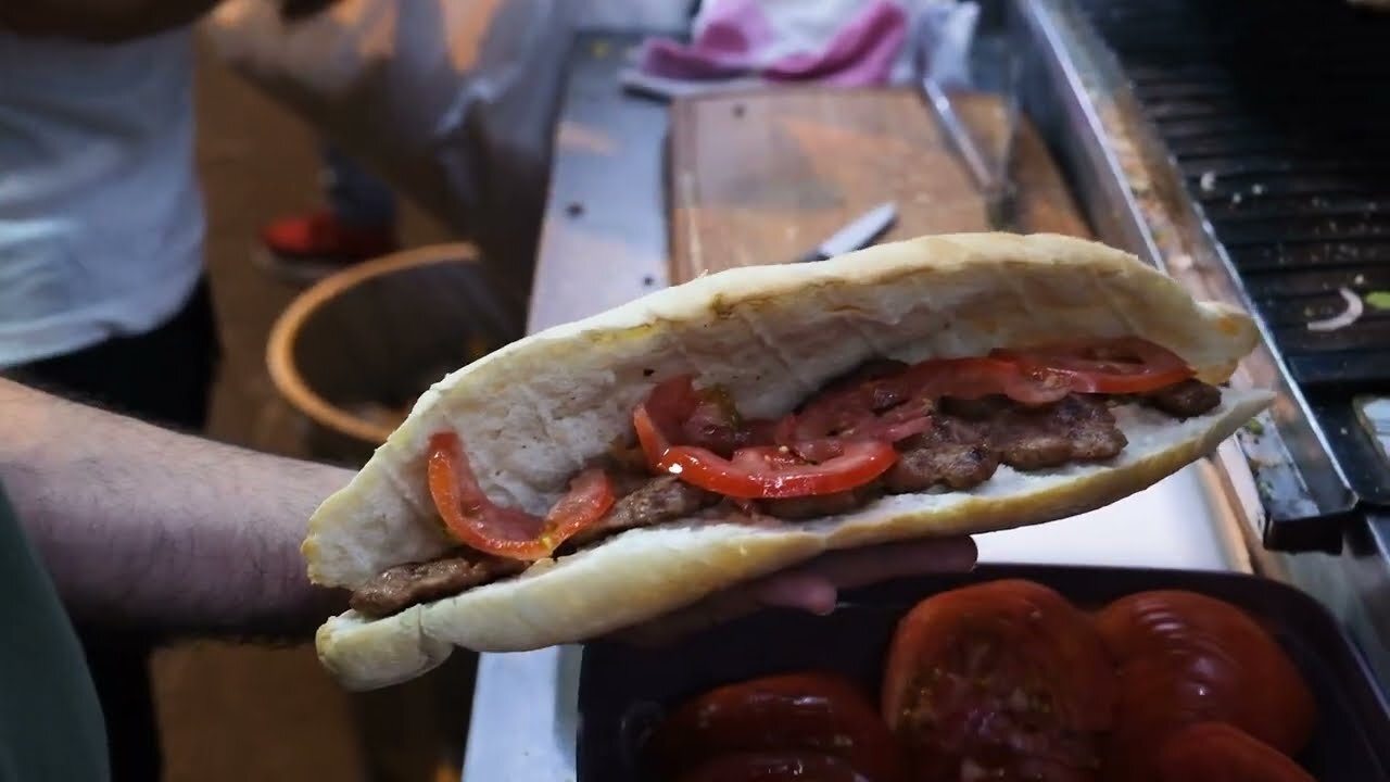 Night street food is here! Delicious fast food, meatballs, bread and hot tea... #streetfood