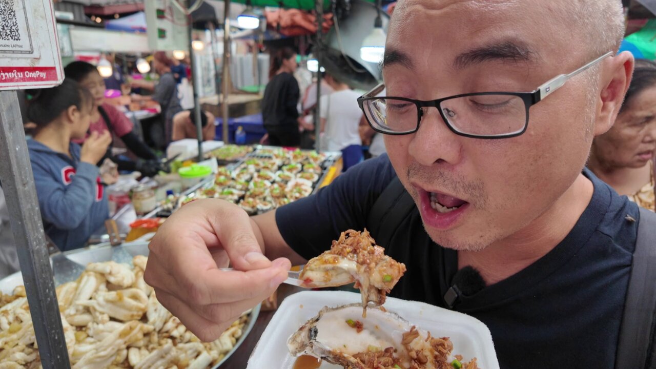 Walking around and eating in popular Sihom market Vientiane, Laos!