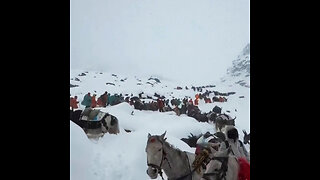 Tormenta de nieve atrapa a casi 1.000 turistas en el monte Everest
