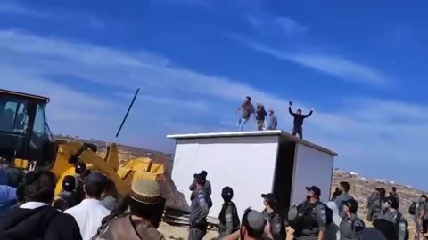 Attacks on soldiers and police: Clashes during the evacuation of Givat Tzur Misgavbi in Gush Etzion: