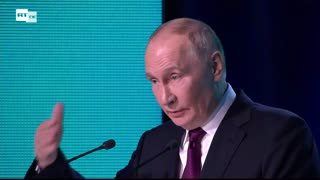 Putin spricht auf der Konferenz "Reise in die KI-Welt"