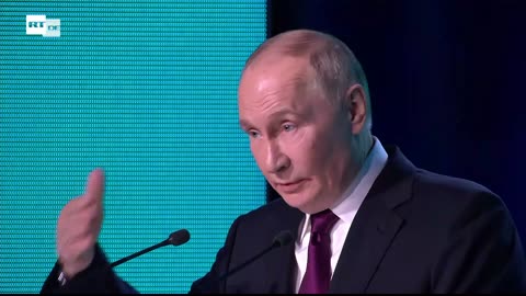 Putin spricht auf der Konferenz "Reise in die KI-Welt"