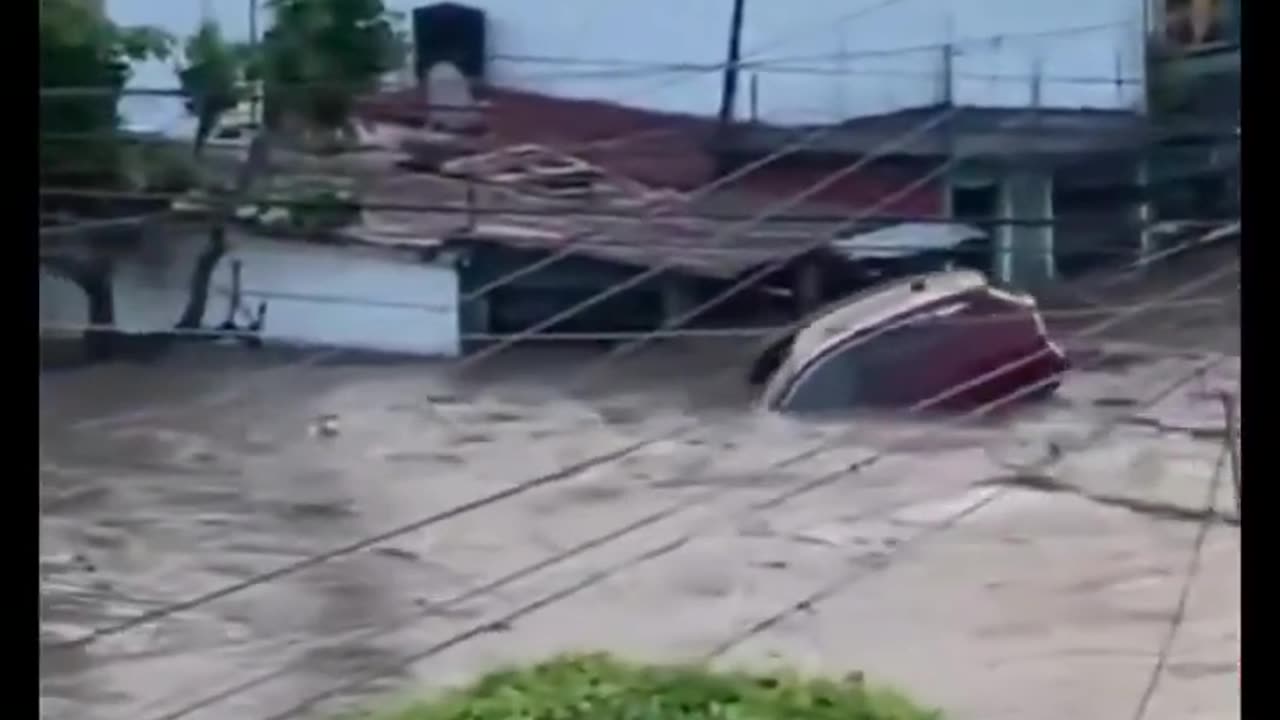 Heavy rainfall causes MASS flooding in Mexico, with rescue operations underway