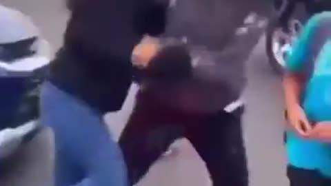 Dad steps in fast to protect his daughter from a savage diversity