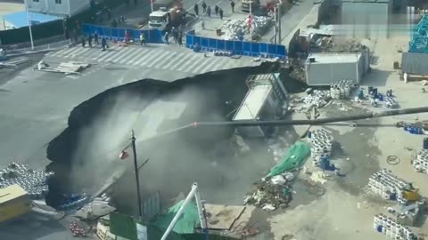 🇨🇳 A massive sinkhole suddenly opened in Shanghai, China