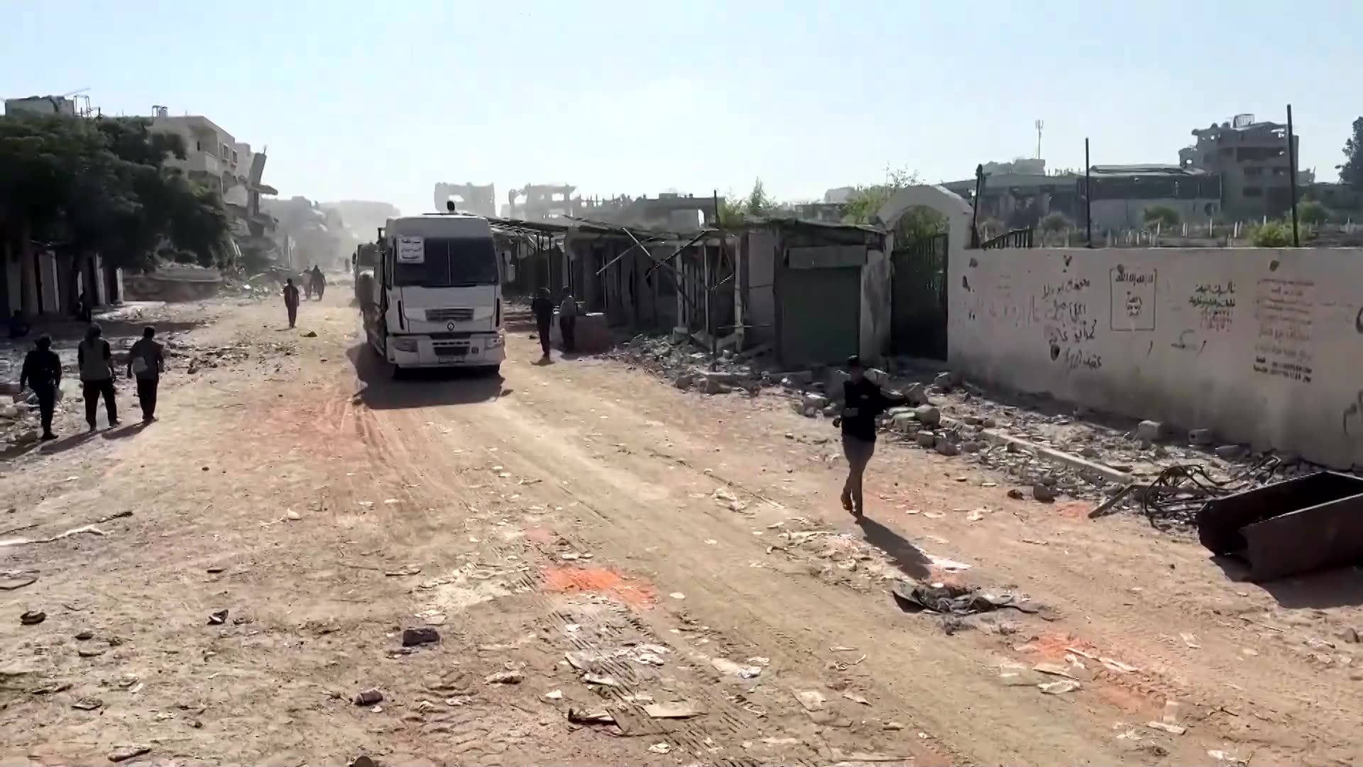 Aid trucks move through Gazas Khan Younis