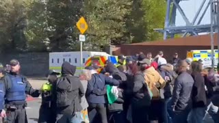 Leftist getting pepper sprayed by Gardai.