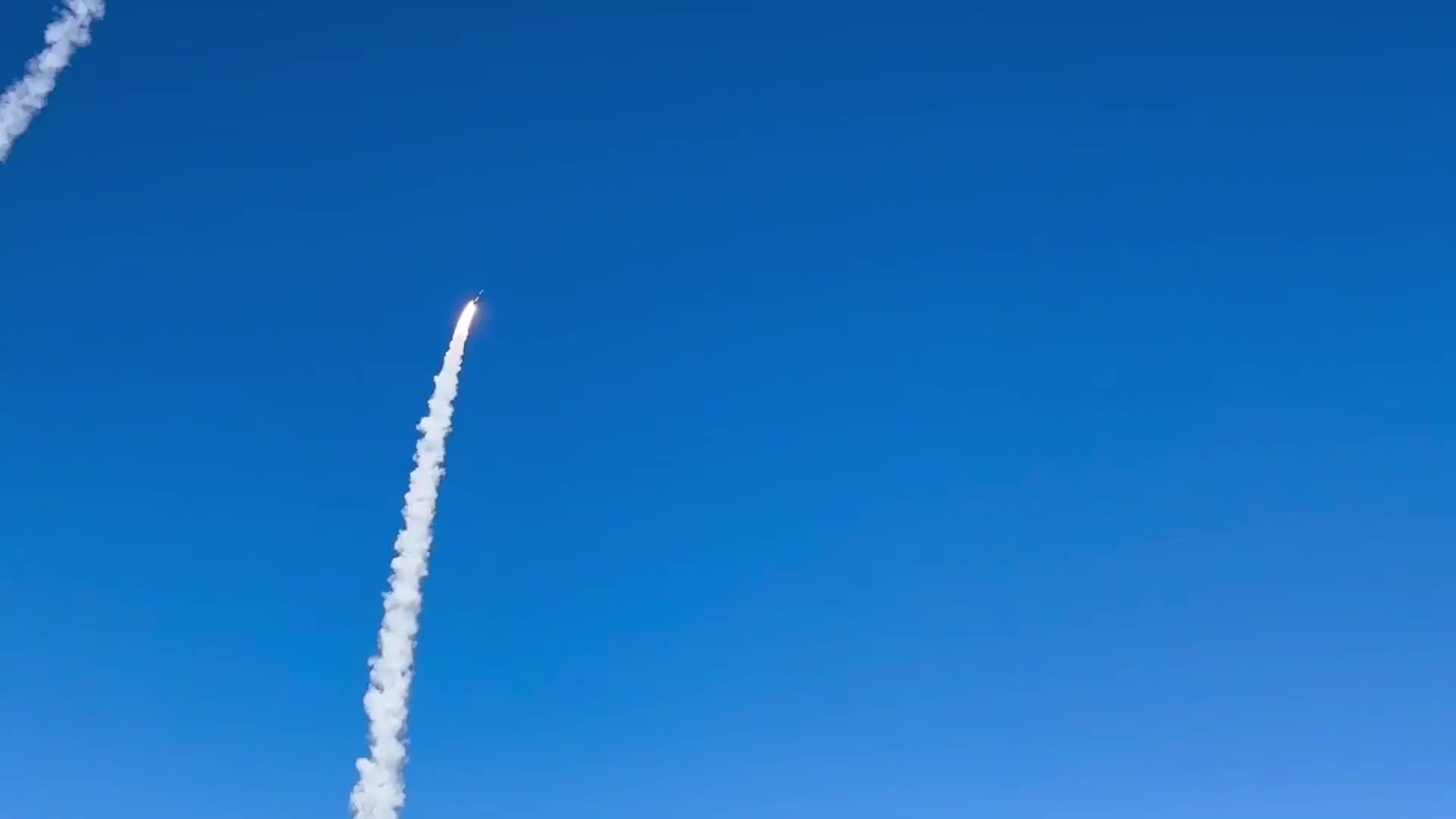 U.S. Navy fires SM-2 missiles 💪