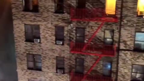 🇺🇸 A fire broke out in an apartment complex in the Bronx, New York City, injuring