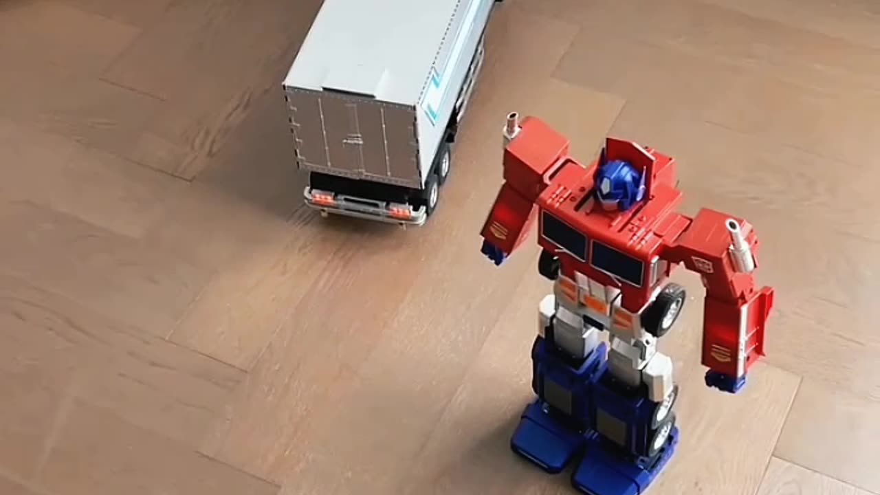 A VERY INGENIOUS TOY OF TRANSFORMERS OPTIMUS PRIME