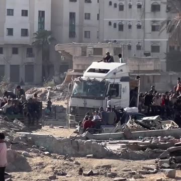 Dozens of Egyptian trucks help transport displaced Palestinians