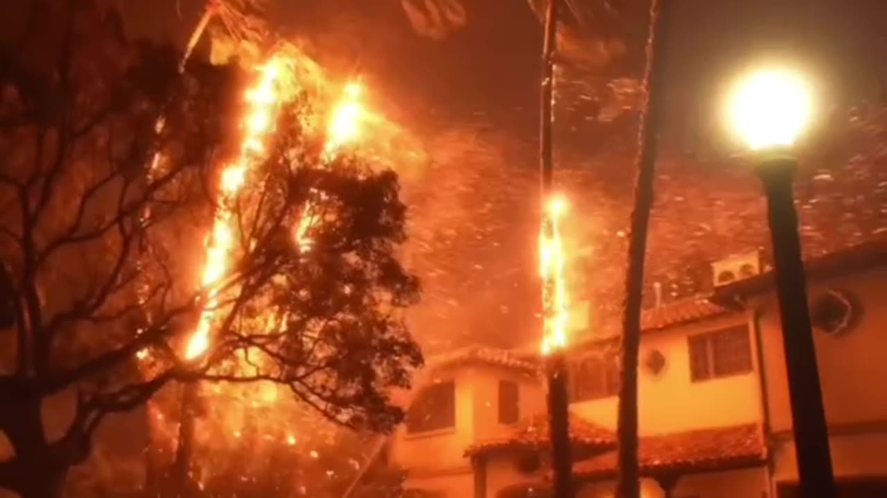 🇺🇸More footage of the massive fire in Los Angeles