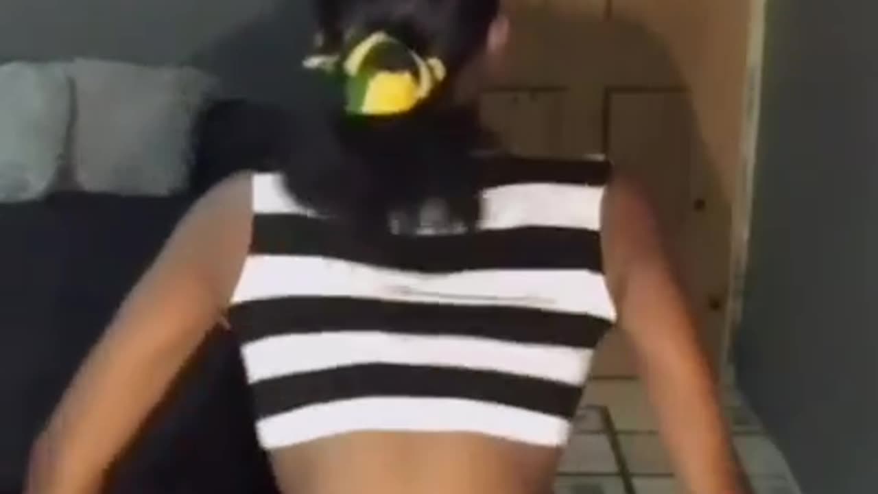 Beautiful watch her curvy Azz bounce.