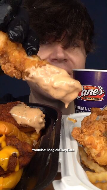 Follow for more ASMR videos🌮🍟 Credits: @themagicmikey #mukbang #asmr #fastfood #asmreating