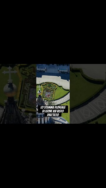 Lo stemma araldico ecclesiastico floreale di Papa Leone XIV Bob Riggitano nei Giardini Vaticani nello Stato idolatra della Città del Vaticano nell'area antistante il Palazzo del Governatorato visto dall'alto DOCUMENTARIO