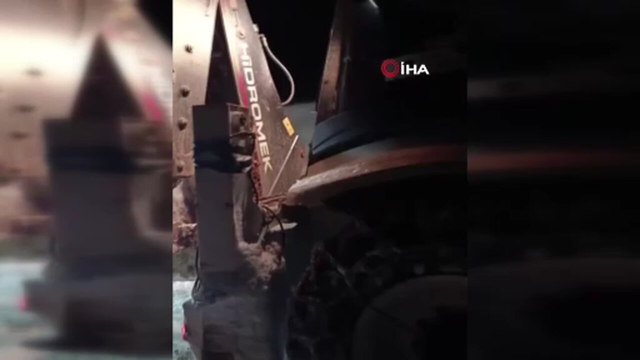 Elazığ’da yolda mahsur kalan araç kurtarıldı